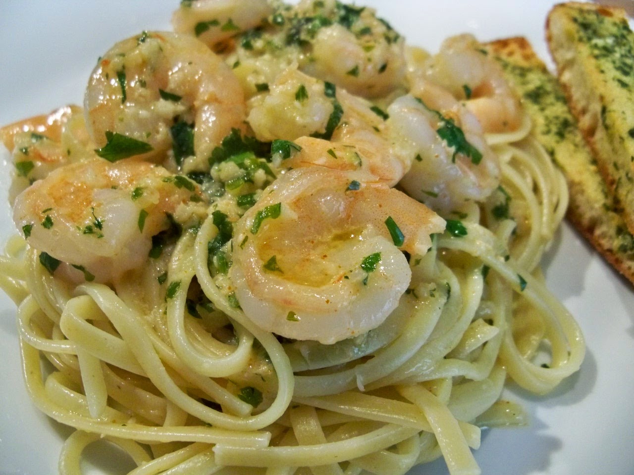 Velvety Garlic Shrimp Pasta: A Dreamy Dish That Melts in Your Mouth!